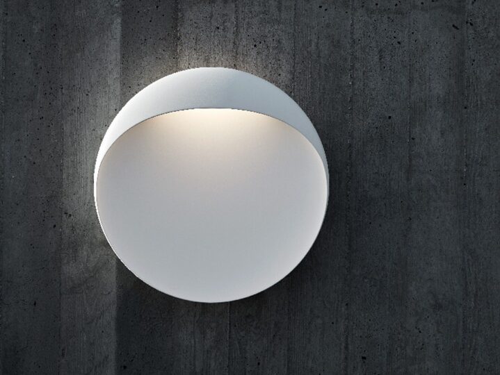 Flindt Væg dekorativ væglampe | vægmonteret lampe hvor lyset reflekteres langs lampens kurvede front og skaber en rolig og atmosfærisk lysglød