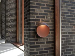 Flindt Væg skandinavisk designlampe | minimalistisk væglampe i metal med cirkulær form og indirekte lysrefleksion der giver blød rumbelysning