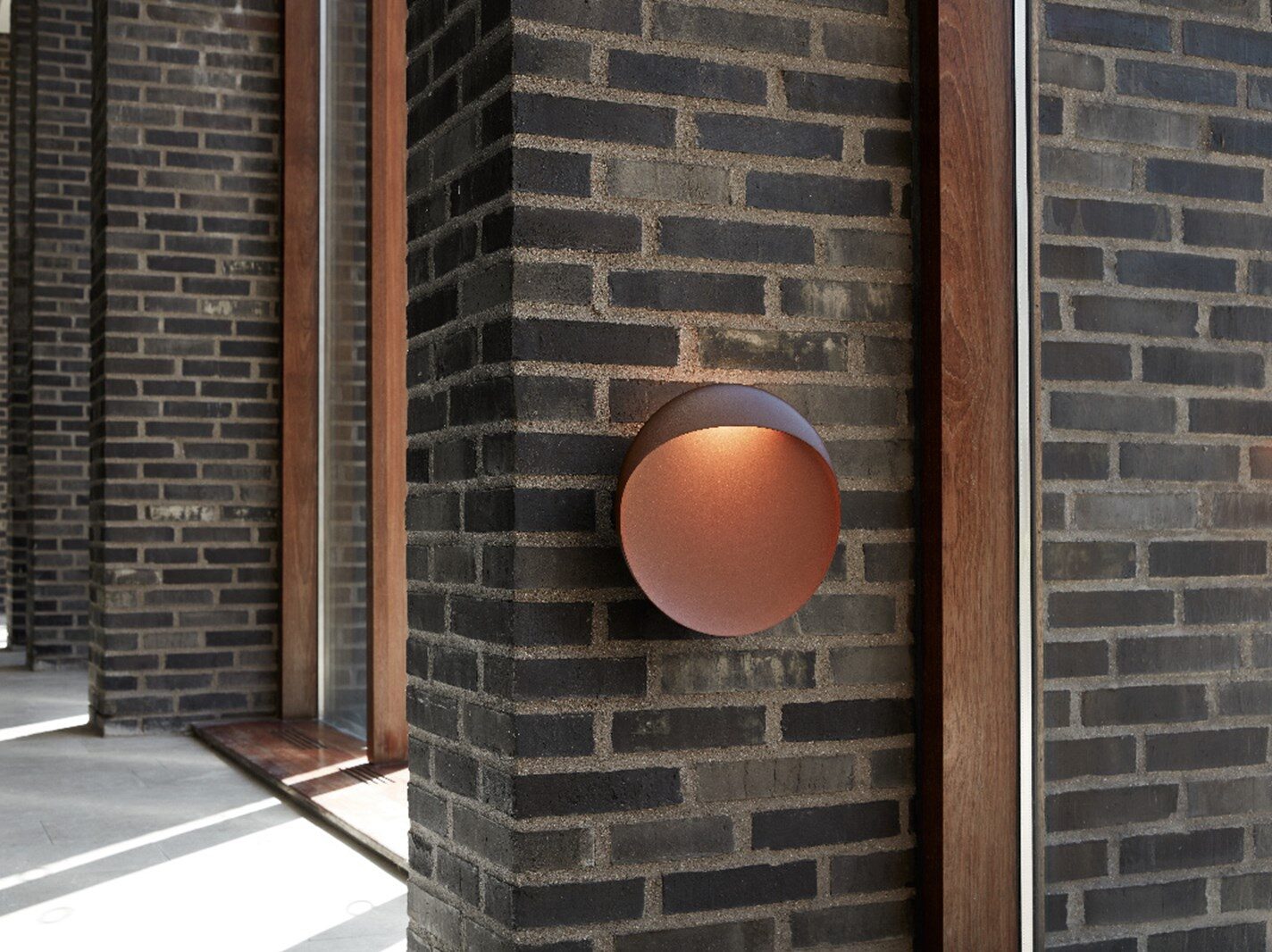 Flindt Væg skandinavisk designlampe | minimalistisk væglampe i metal med cirkulær form og indirekte lysrefleksion der giver blød rumbelysning