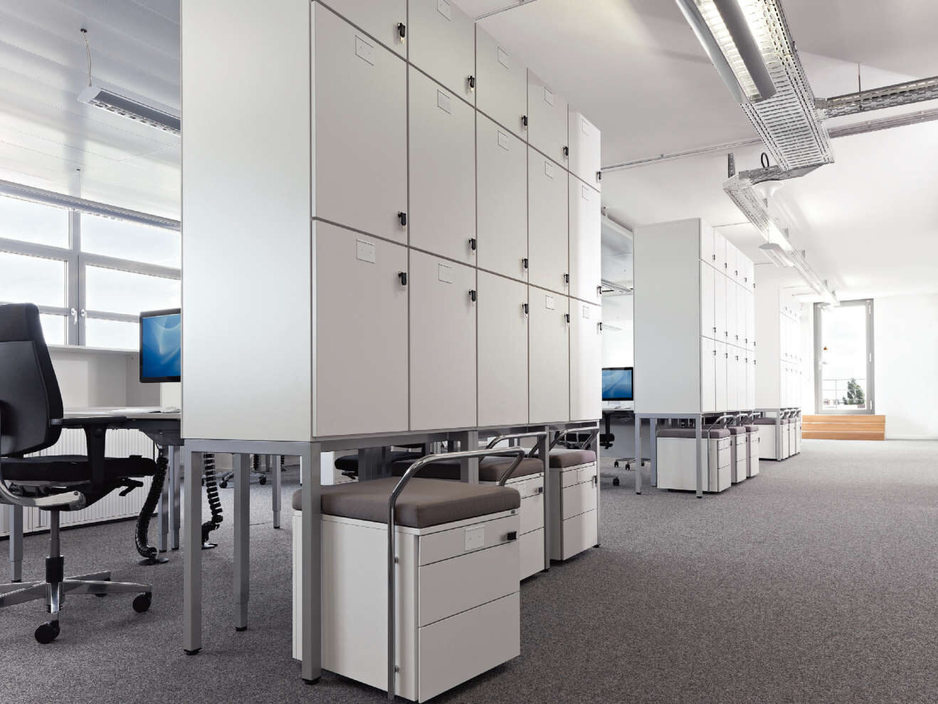 VS Lockers | opbevaringsskabe med neutral finish og aflåsbare rum, fleksibel konfiguration med mange låger til medarbejdere, gæster eller elever ￼