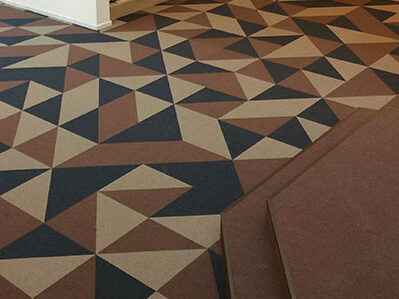 Modulære tæppefliser | kvadratiske gulvfliser der kan kombineres frit for ønsket design, let at lægge og udskifte ved behov i kontorlandskaber