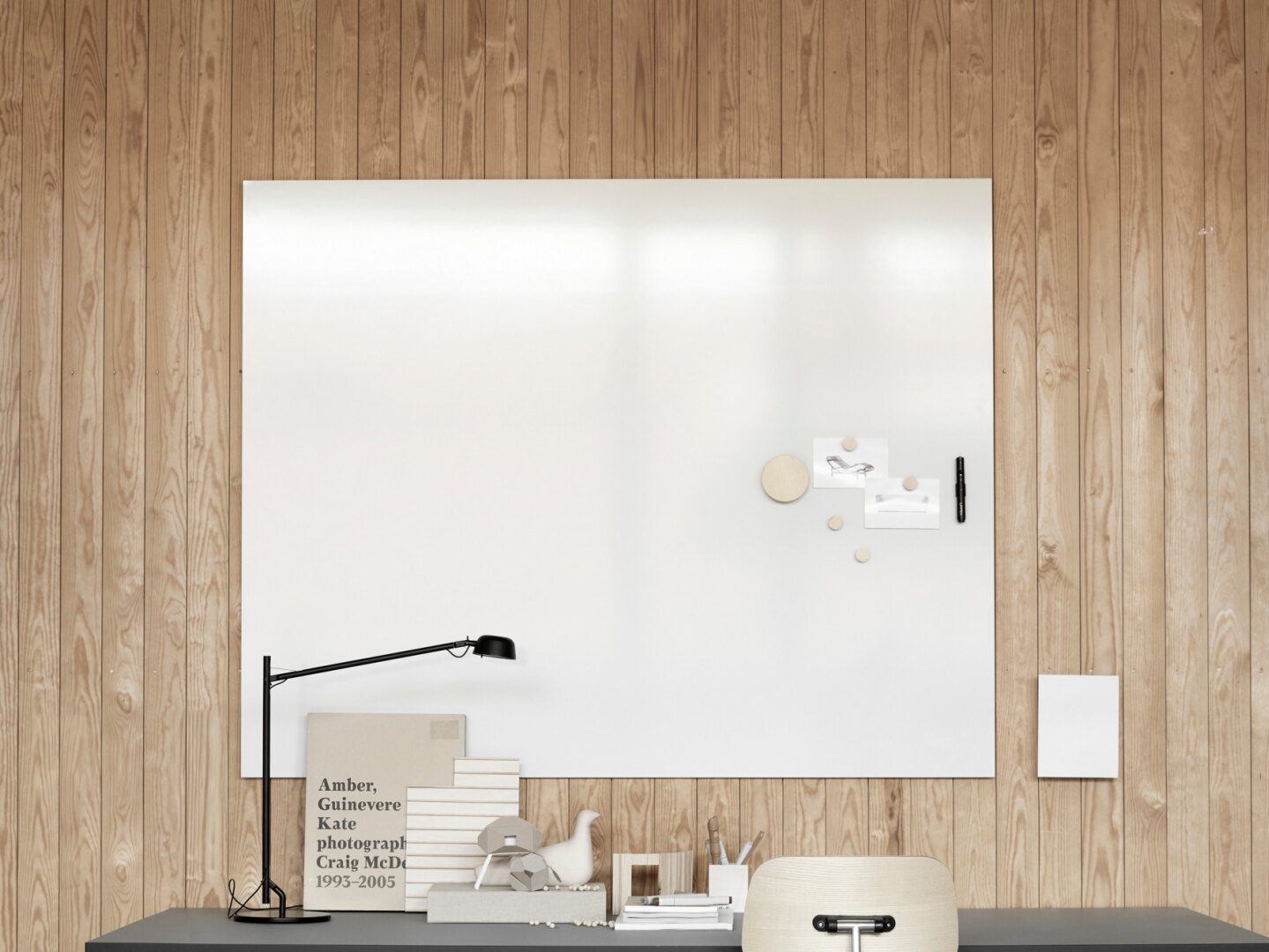 Air tavle med fasede kanter | whiteboard med affasede kanter fremhæver minimalistisk design og giver ensartet visuel oplevelse i kontorlandskaber
