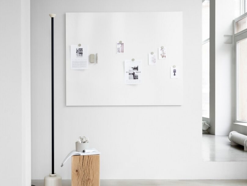 Air minimalistisk whiteboard | elegant skrivetavle med magnetisk stålkeramik og skjulte beslag, skaber et svævende visuelt udtryk foran væggen