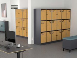 Quadro Lockers | garderobe- og opbevaringsskab med robuste låger, valgfri sokkeltype og låsetype for sikker opbevaring i kontor, reception og fællesrum ￼
