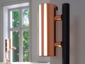 Nova 2 dispenser med finishvalg | dispenser der fås i ni overfladevarianter og kan kombineres med bord- eller gulvstander, fleksibel til forskellige rumtyper