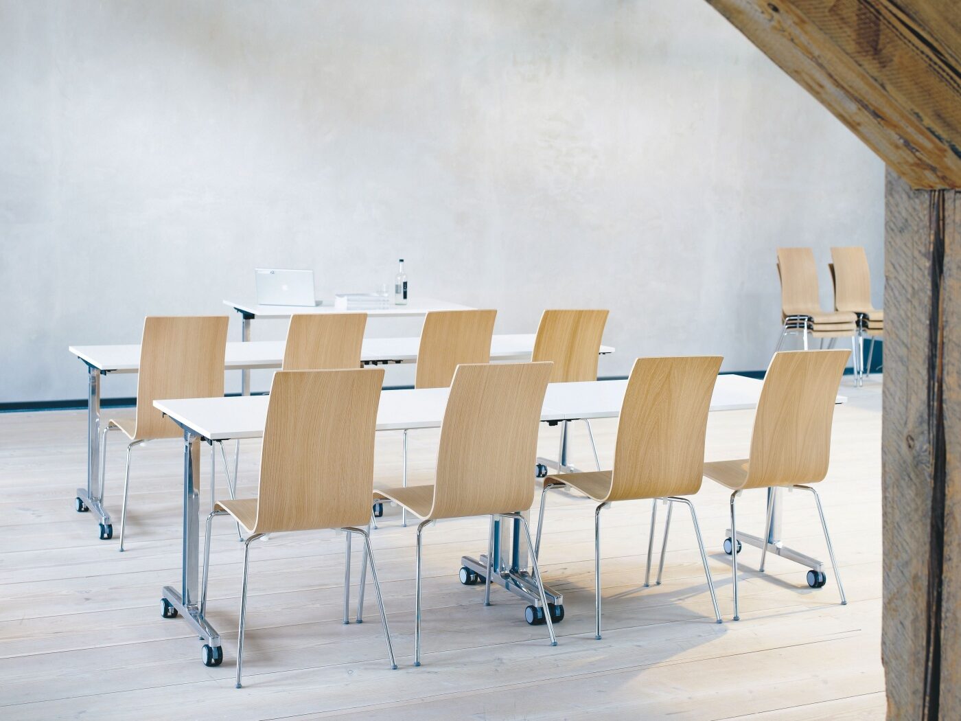 U-Connect klapbord | foldebord med moderne og minimalistisk design, låsbare hjul og robust konstruktion, giver fleksibilitet til rum der ofte ændres i funktion