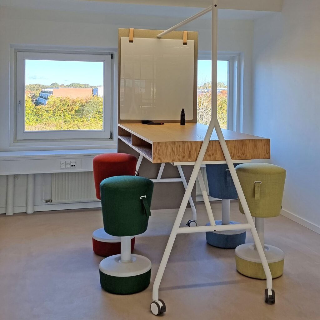 Domicil indretning med akustik | kontor med skærmvægge og lydabsorberende materialer der forbedrer arbejdsmiljø og koncentration