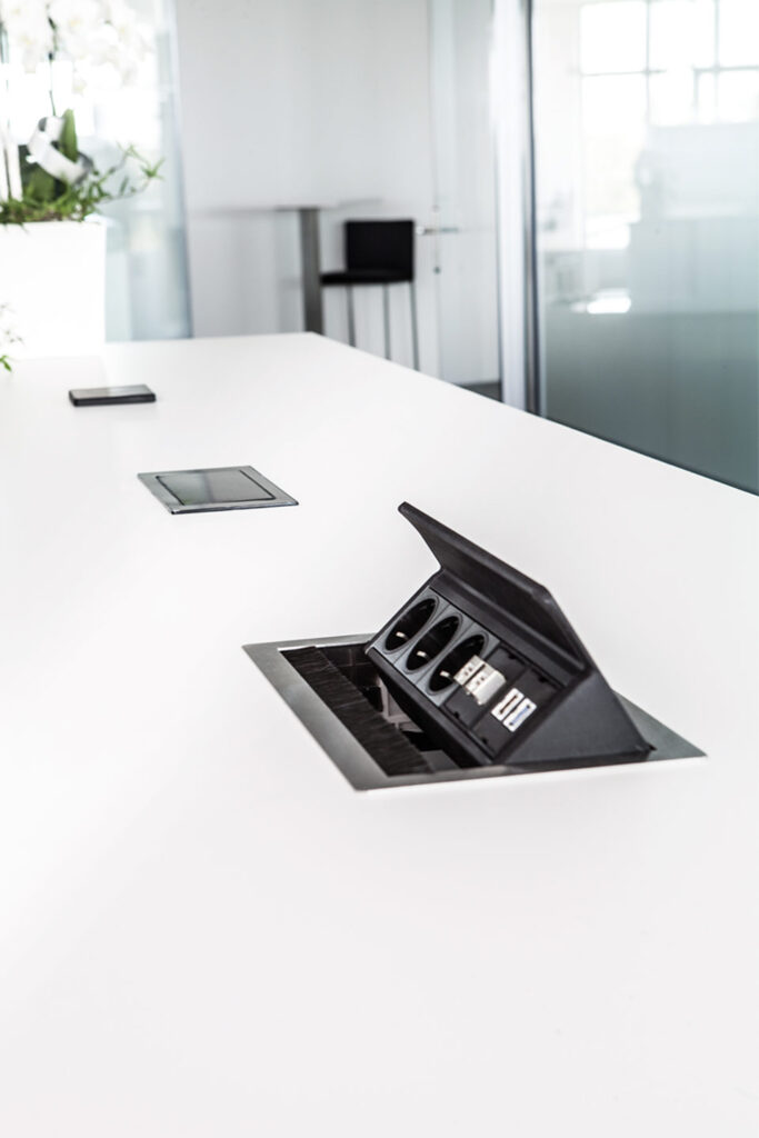 El-løsninger kategori | udvalg af el-tilbehør og el-standere til erhvervsindretning, funktionelle tilkoblings- og strømadgangsløsninger i kontorer og fællesområder