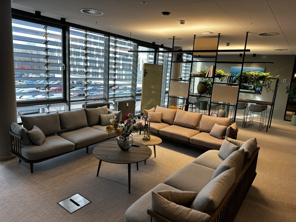 Domicil indretning | moderne hovedkontor med arbejdszoner, møderum og loungeområder der understøtter samarbejde og produktivitet