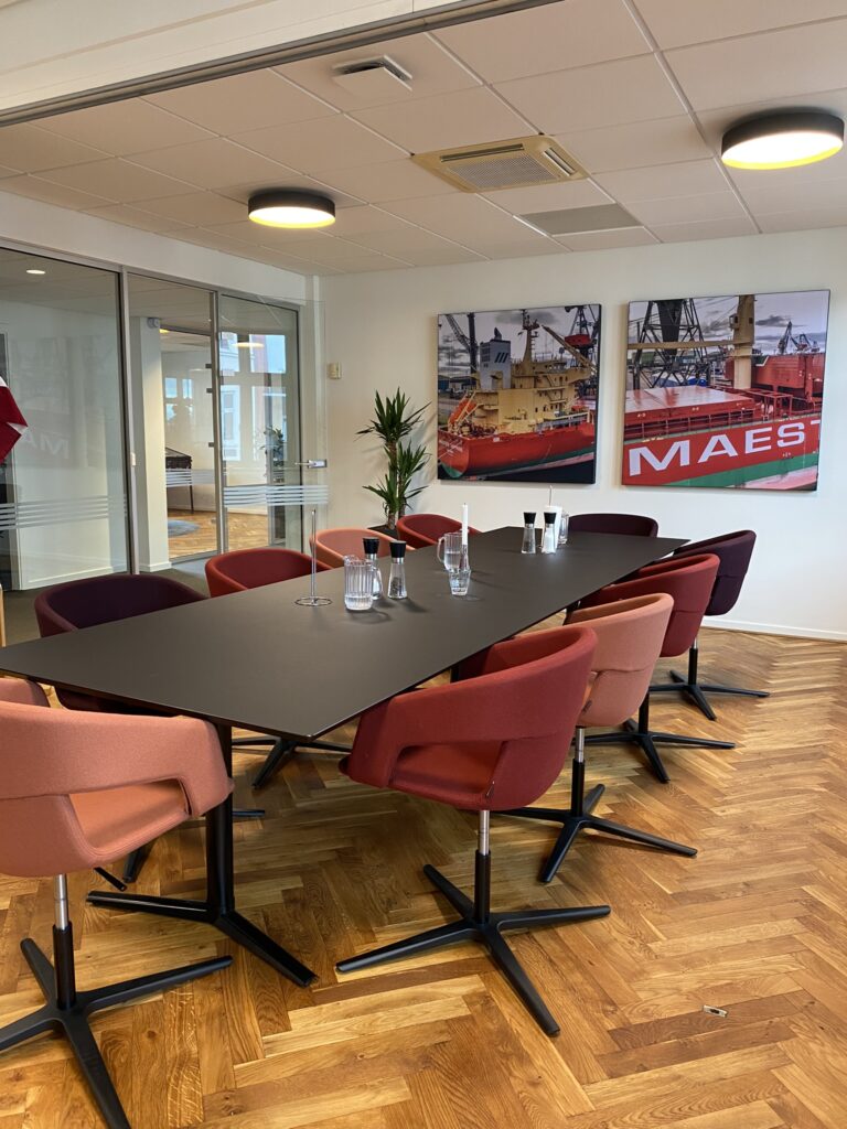 Indretning af domicil | kontormiljø designet til virksomhedens identitet med fleksible arbejdspladser og sociale zoner