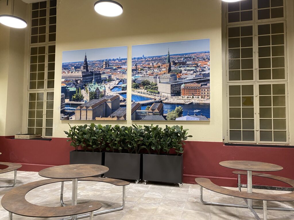 Studiemiljø skole | indretning med borde, stole og loungeområder der understøtter både individuel læring og samarbejde