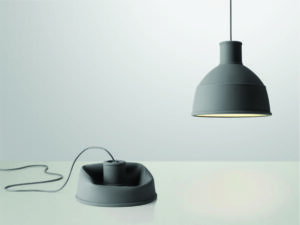 Muuto Unfold loftlampe | fleksibel silikonelampe der kan foldes sammen under transport