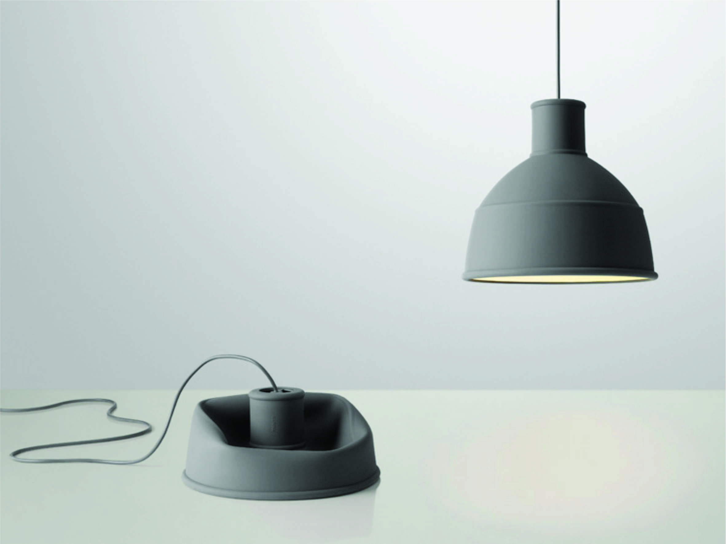 Muuto Unfold loftlampe | fleksibel silikonelampe der kan foldes sammen under transport